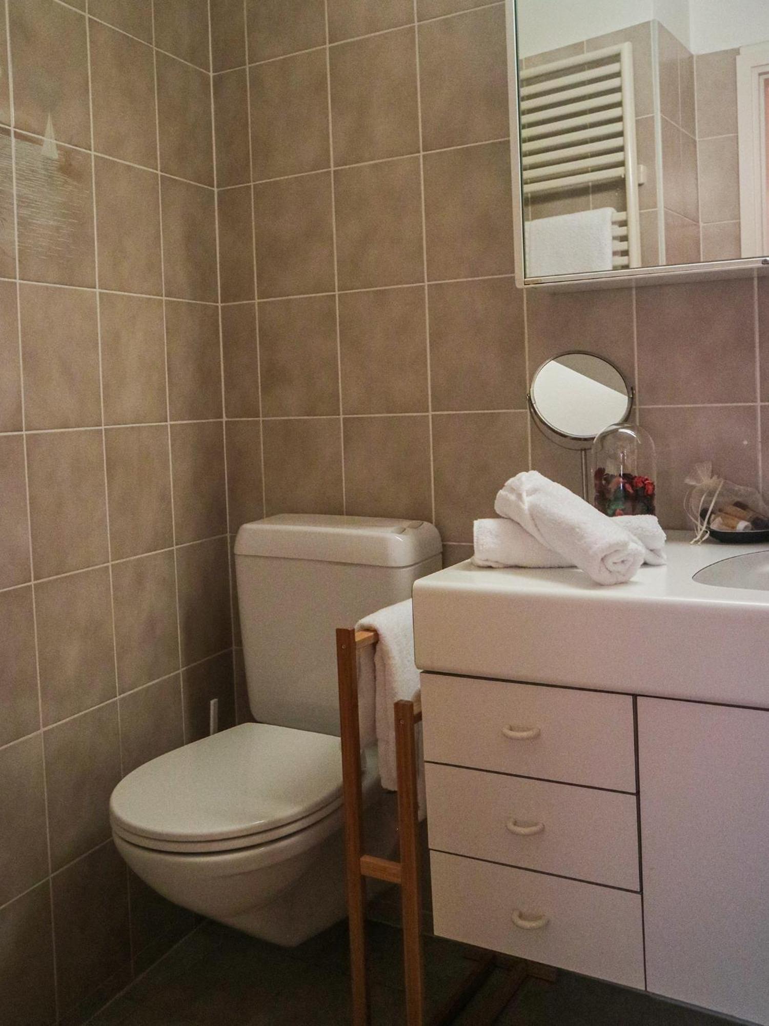 Wisteria House - Holiday Apartment Cadenazzo Екстериор снимка
